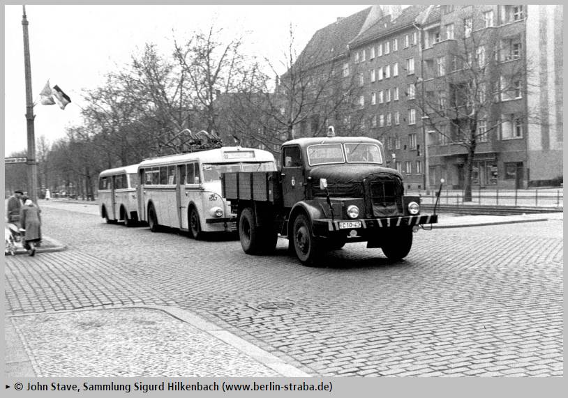 Ausgesonderter Obus Nr. 04(III) vom DDR-Typ LOWA W 602a mit der Berliner Wagen-Nr. 1547 mit Beiwagen vom Typ LOWA W 700 im Schlepp